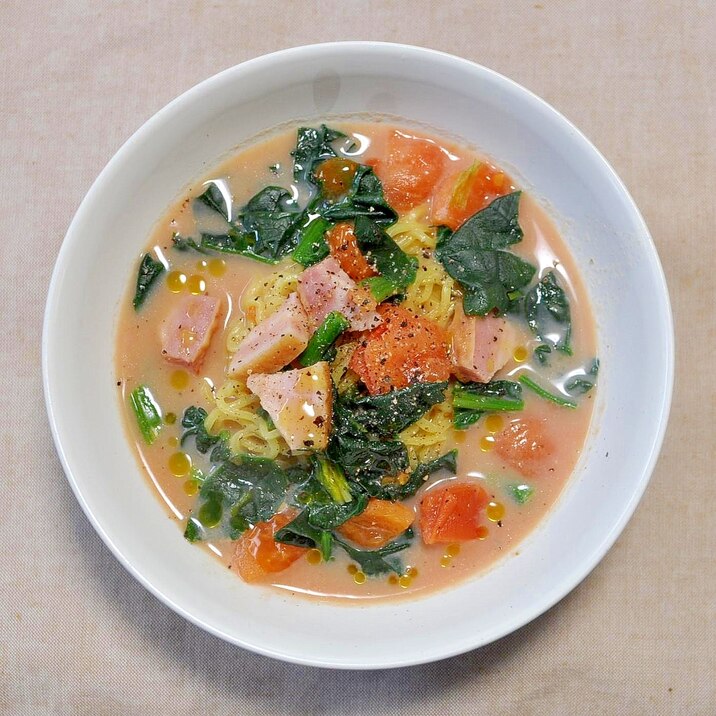 ほうれん草とベーコンのトマトラーメン